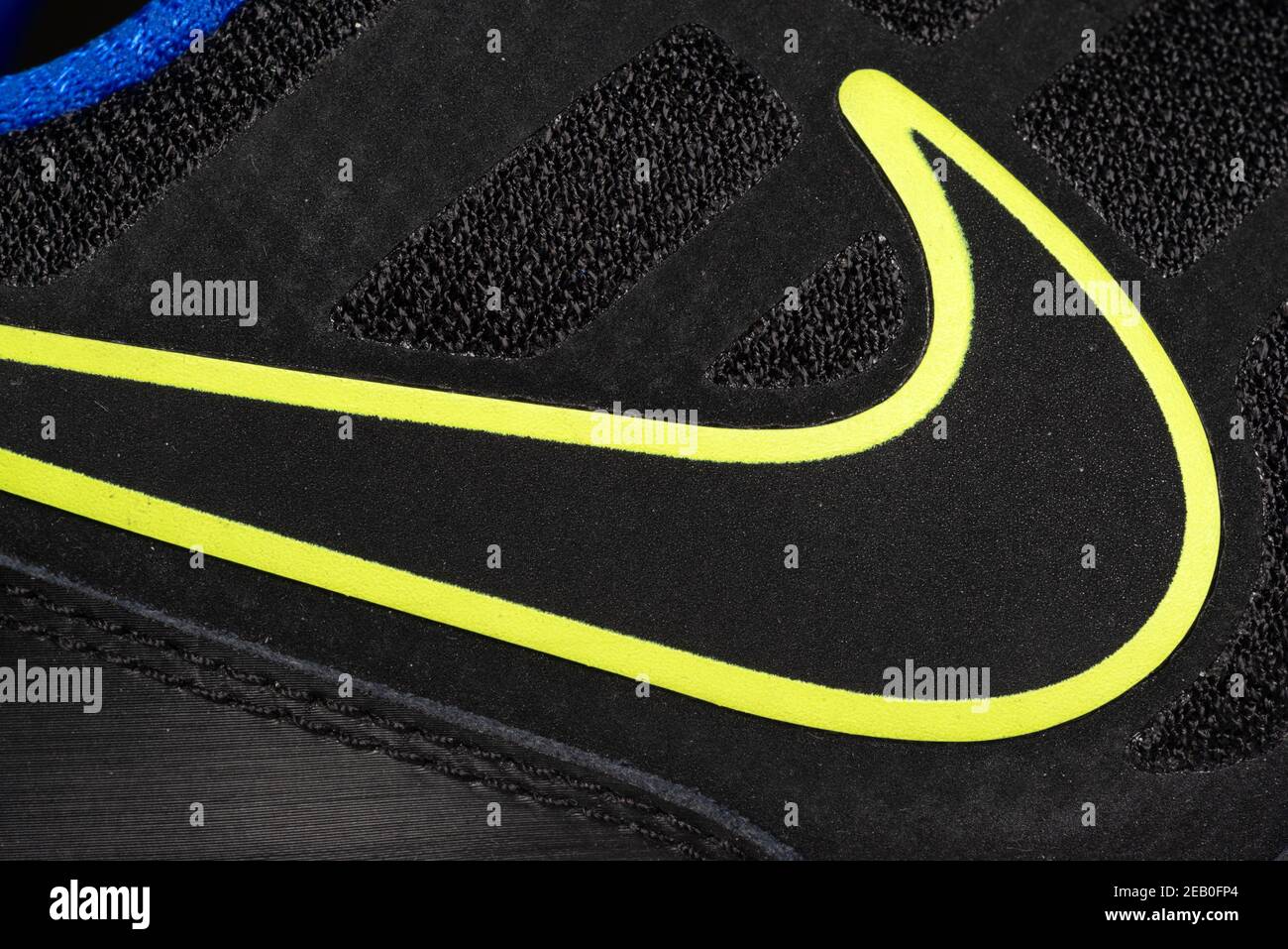 Nike Downshifter 6 Gelb Swoosh-Symbol auf Schwarz und Blau Sportschuhe Stockfoto