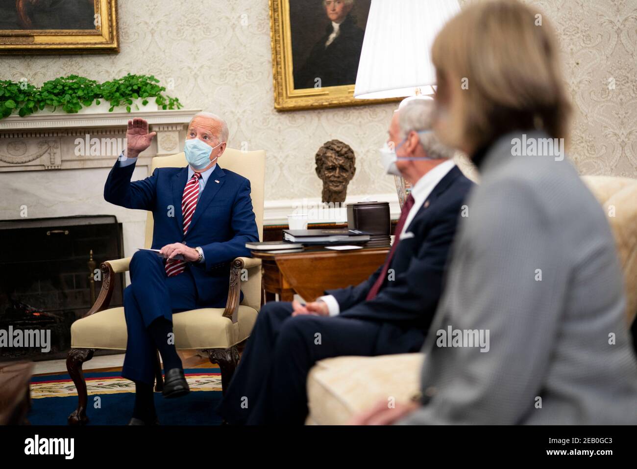 Präsident Joe Biden und Vizepräsident Kamala Harris treffen sich im Oval Office mit Senatoren beider Parteien über die kritische Notwendigkeit, in moderne und nachhaltige amerikanische Infrastruktur zu investieren.Donnerstag, 11. Februar 2021. Foto von Doug Mills/Pool/ABACAPRESS.COM Stockfoto