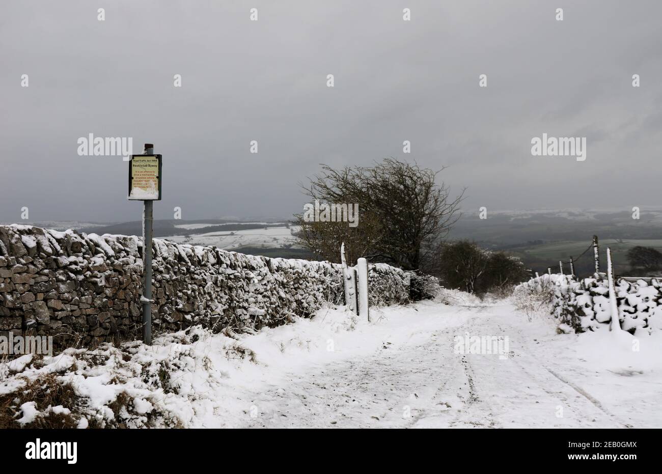 Eingeschränkte Nebenstraße auf Longstone Edge, die nach Rowland führt Stockfoto