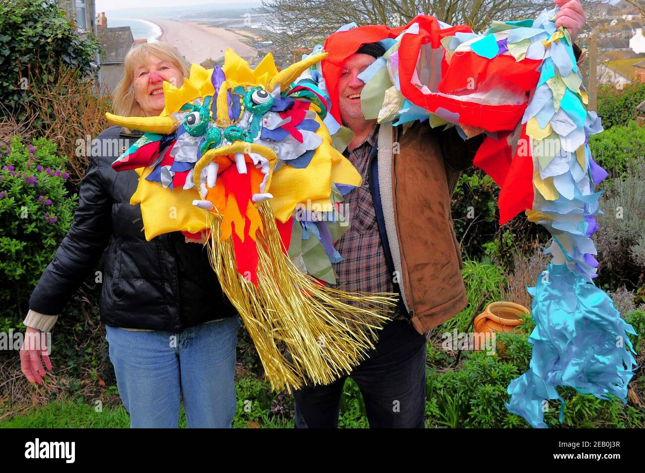 Fortuneswell. 11th. Februar 2021. Chinesisches Neujahr. Familie Fortuneswell, Stuart (68), Sandra (67) & Sophie (25) machen aus Materialfetzen einen glücklichen Drachen. Es wird hoffentlich in einem Portland Pantomime erscheinen, später im Jahr. Quelle: stuart frartwell/Alamy Live News Stockfoto