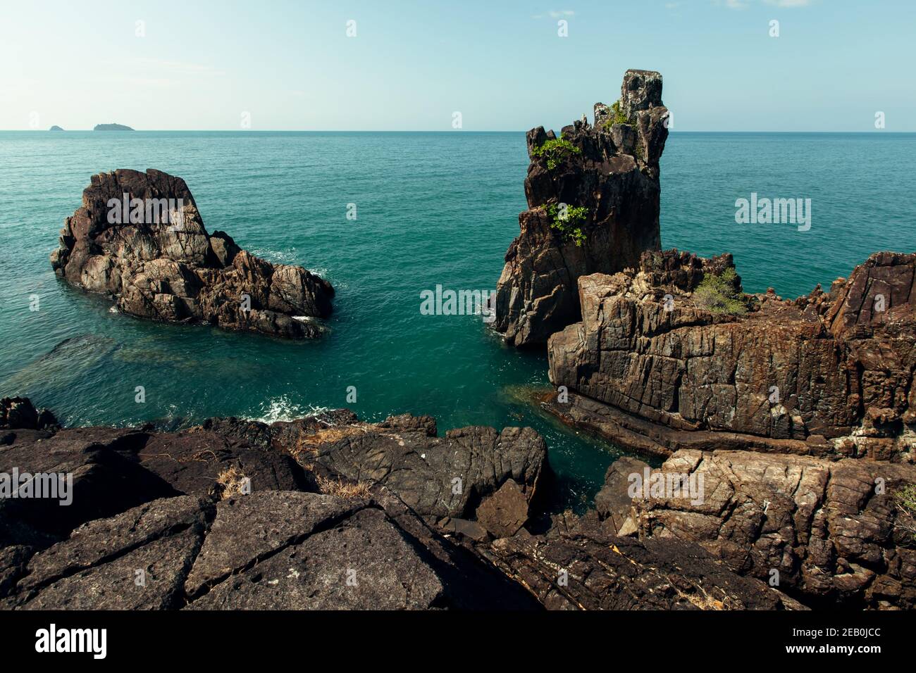 Blick auf die Riffe auf der Küste der Insel Ko Chang im Golf von Thailand. Stockfoto