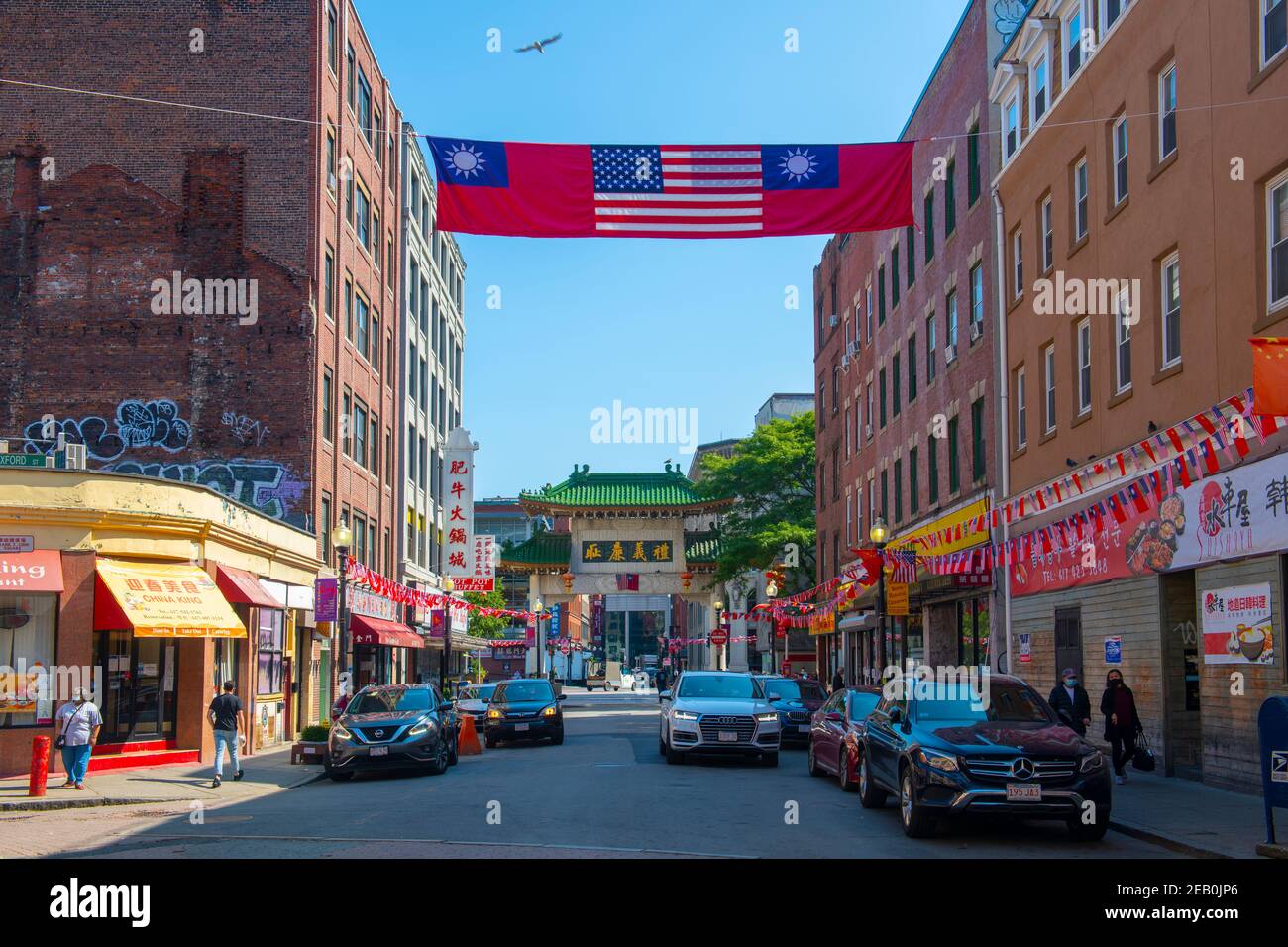 Historische Geschäftsgebäude in der Beach Street in der Tyler Street mit Gateway und Flagge der USA und der Republik China in Chinatown in der Innenstadt von Boston, Mass Stockfoto