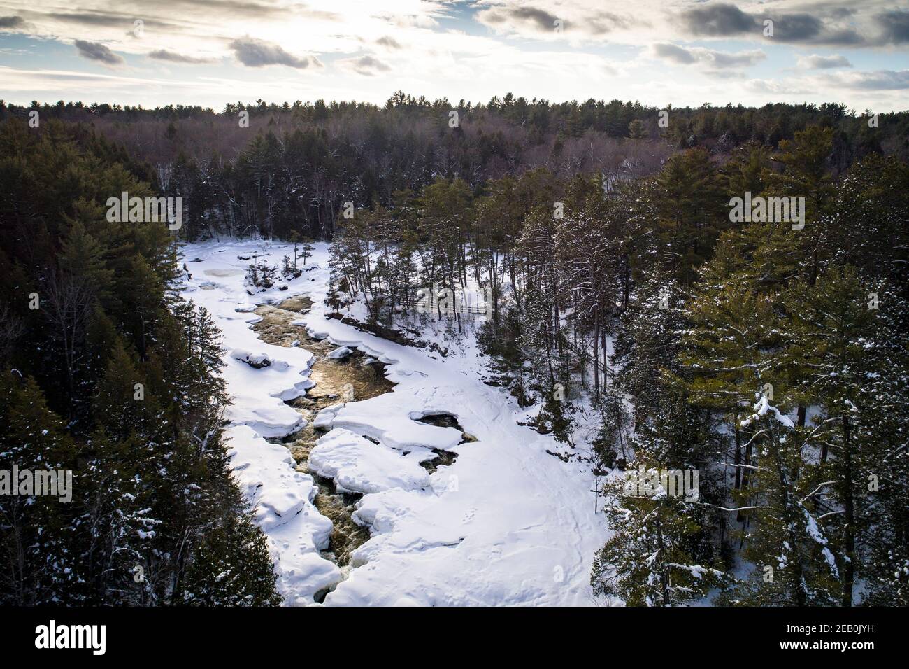 Ein winterlicher Blick aus der Vogelperspektive auf einen Fluss und seine fließenden Gewässer Stockfoto