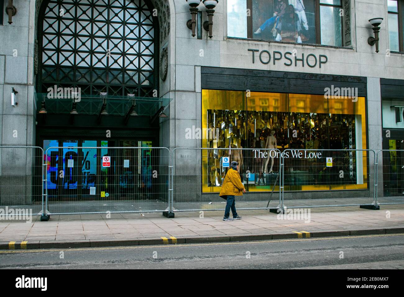 OXFORD STREET LONDON, GROSSBRITANNIEN 11. FEBRUAR 2021. Tops Shop im Oxford Circus - dem ehemaligen Flagship-Store von Phillip Green's kämpfenden Geschäft, das von Boohoo erworben wurde. Sehr wenige Käufer in der Oxford Street aufgrund des kalten Wetters während der dritten nationalen Lockdown gesehen. Dies sind schwierige Zeiten für die High Street, da viele Einzelhandelsgeschäfte und Kaufhäuser entlang der Oxford Street seit dem Beginn der Coronavirus-Pandemie geschlossen haben. Credit amer ghazzal/Alamy Live News Stockfoto