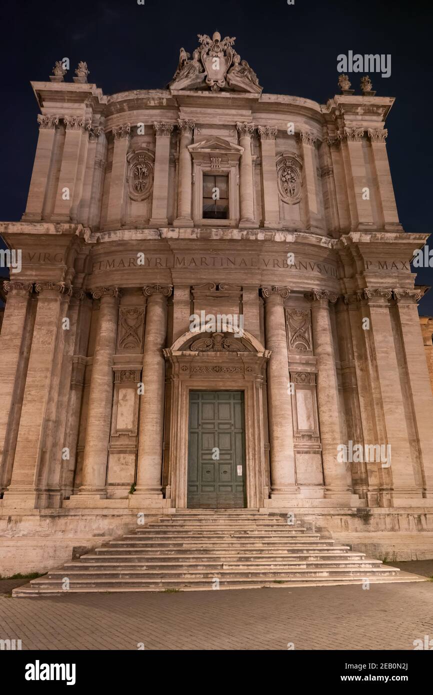 Kirche von Santi Luca e Martina bei Nacht in Rom, Italien, dem hl. Evangelisten Lukas und der hl. Martina gewidmet Stockfoto