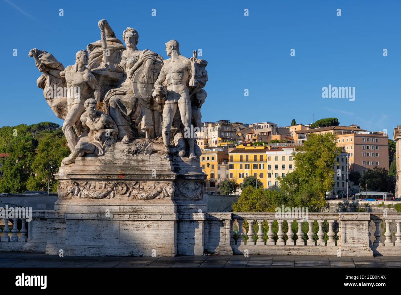 Politischer Triumph (Proklamation des vereinigten Italiens) Skulptur von Giovanni Nicolini auf Ponte Vittorio Emanuele II Brücke auf Tiber in der Stadt Rom, I Stockfoto