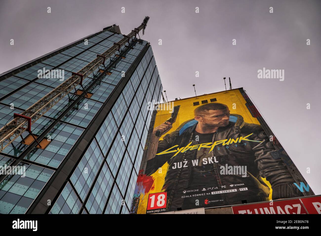 Warschau, Polen - 9. Dezember 2020: Cyberpunk 2077 Rollenspiel von CD PROJEKT RED, Werbung in Form von Wandbild von Good Looking Studio in Capital Stockfoto