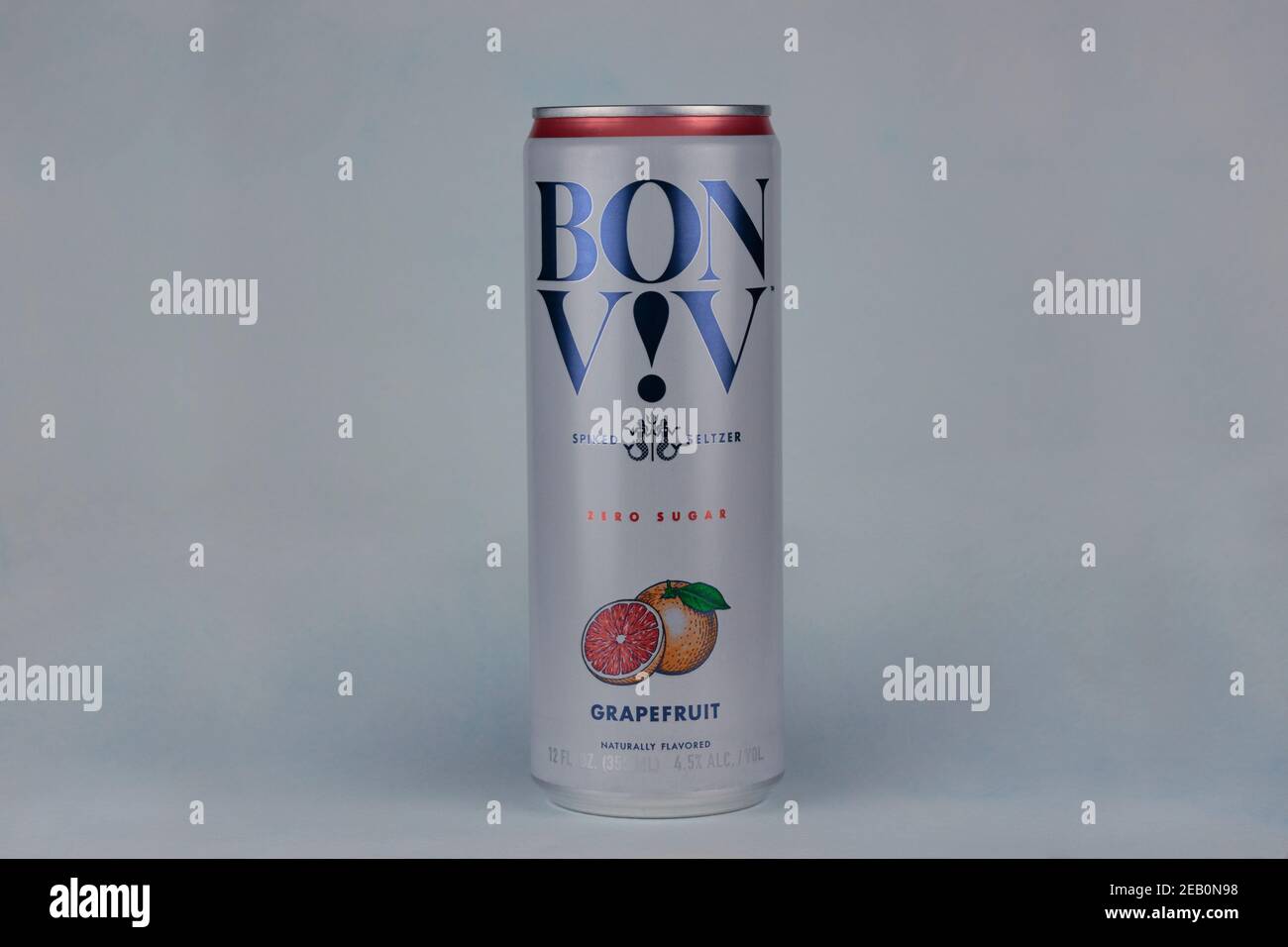 Dose von Bon Viv Marke Spiked Seltzer, hartes Seltzerwasser mit Alkohol hinzugefügt, ein beliebtes Getränk, auf einem hellblauen Hintergrund Stockfoto