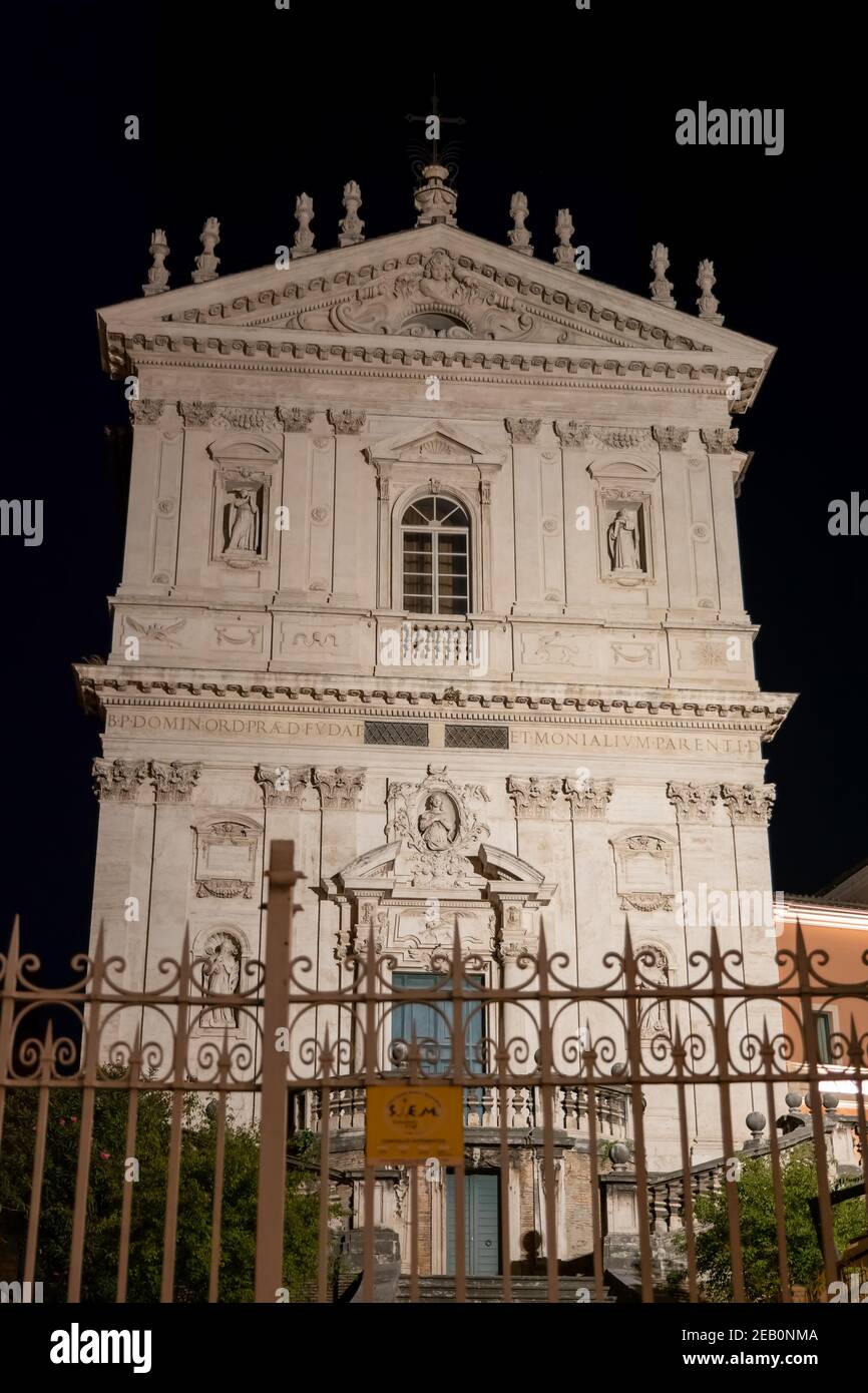 Kirche der Heiligen Dominic und Sixtus (Santi Domenico e Sisto) bei Nacht in Rom, Italien Stockfoto