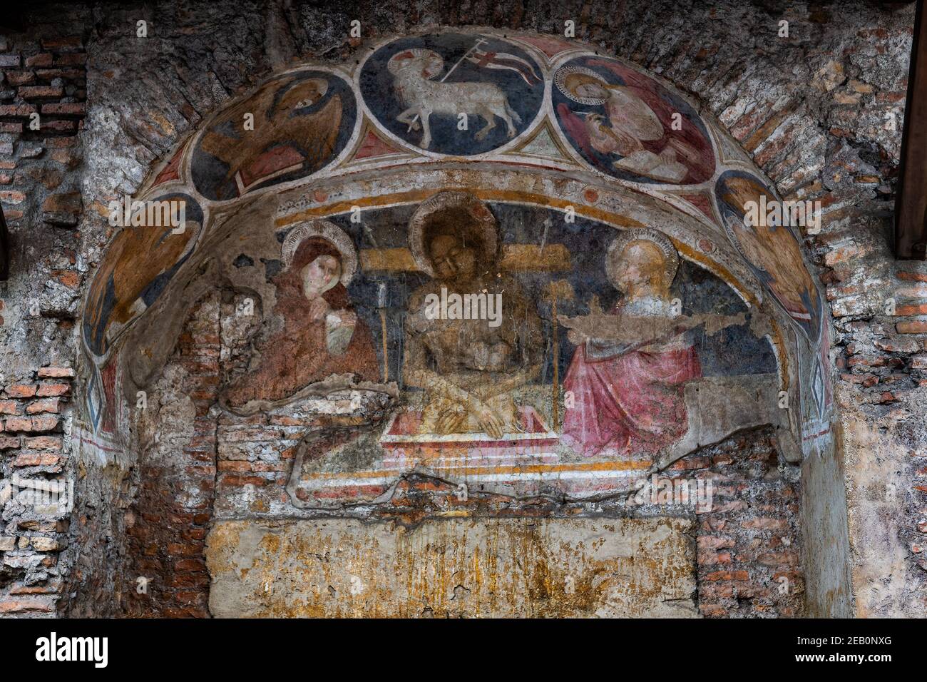 Fresko auf mittelalterlichen Apsis Darstellung der Auferstehung Christi, überragt von Symbolen der Evangelisten und das Lamm Gottes, San Biagio in Mercatello ( Stockfoto