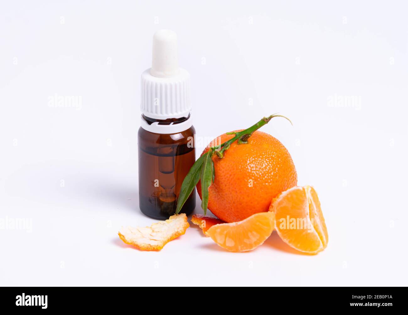 Isolierglas mit Pipette und Mandarine auf weißem Hintergrund Stockfoto