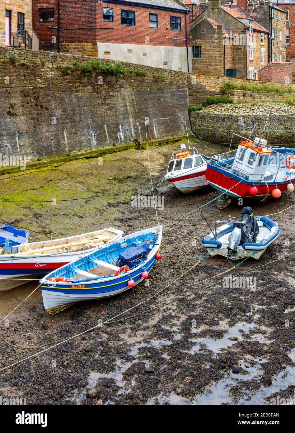 Blick auf die traditionellen Boote im Fluss bei Staithes A Küstendorf in North Yorkshire an der Nordostküste England, Großbritannien Stockfoto