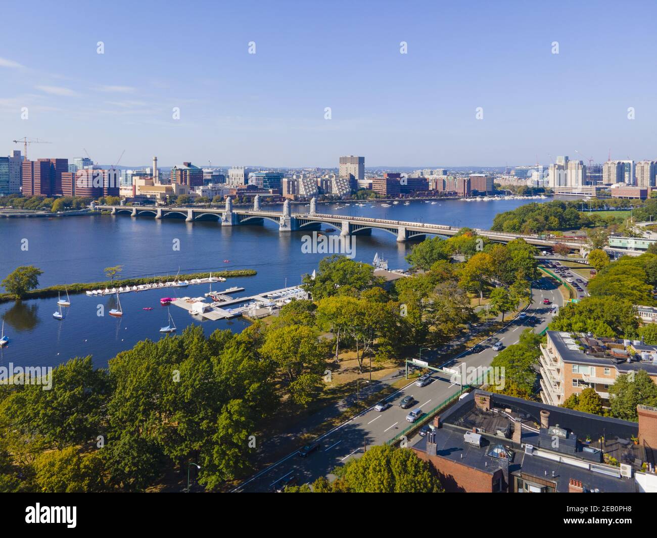 Boston Longfellow Bridge auf Charles River Luftaufnahme, die Stadt Cambridge und Boston, Massachusetts MA, USA verbindet. Stockfoto