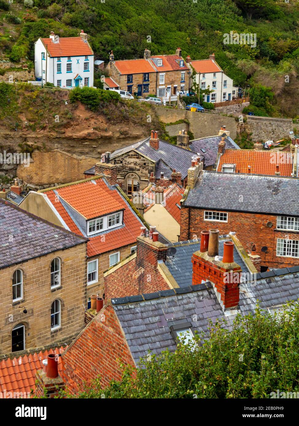 Blick auf traditionelle Häuser mit roten Ziegeldächern in Staithes Ein Küstendorf in North Yorkshire im Nordosten Küste von England Großbritannien Stockfoto