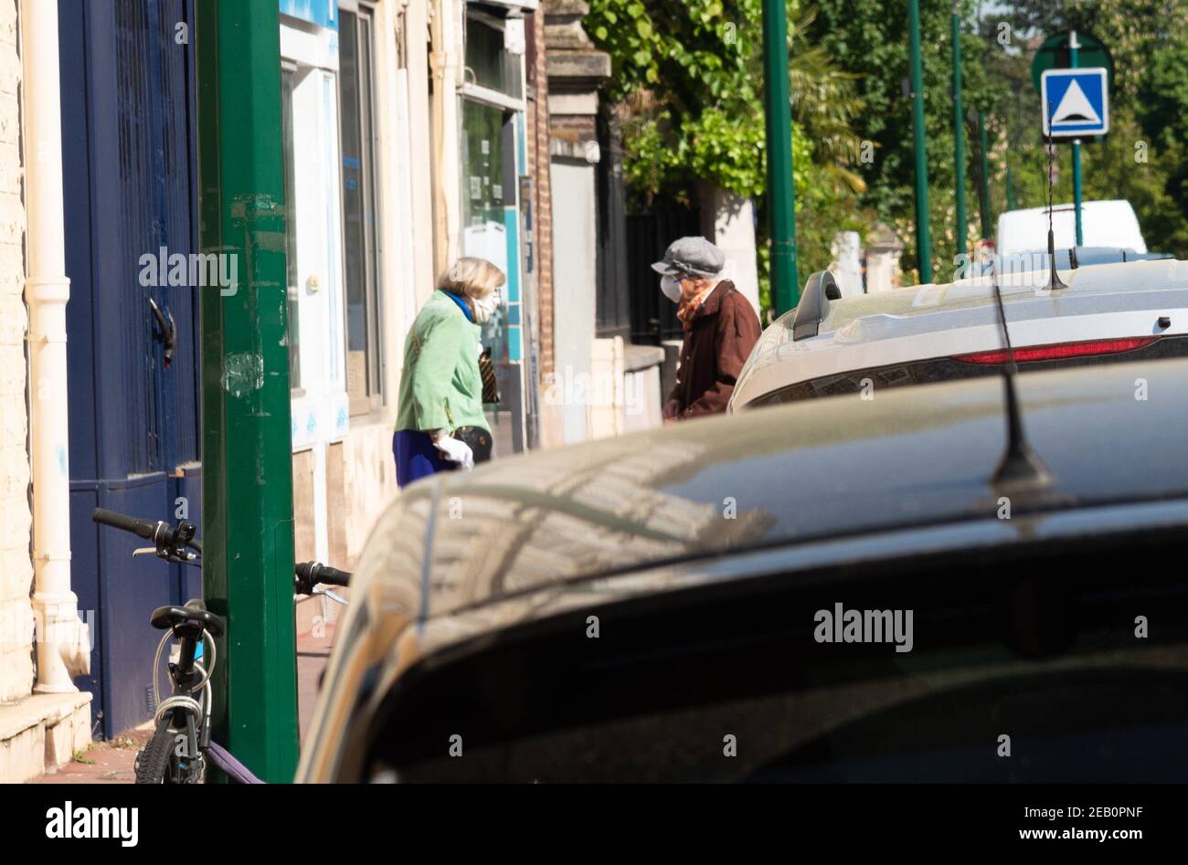 Alltag während der Coronavirus-Epidemie in Frankreich. Ältere Frauen (verschwommen, nicht erkennbar) mit Schutzmasken reden, während sie sozial bleiben Stockfoto