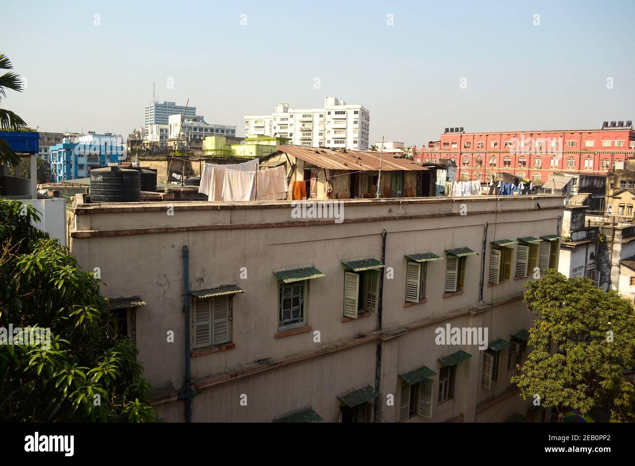 Kolkata, Westbengalen, Indien - April, 2014: Kalkutta Blick auf die Stadt vom alten kolonialen Hotelgebäude auf der Park Street. Stockfoto