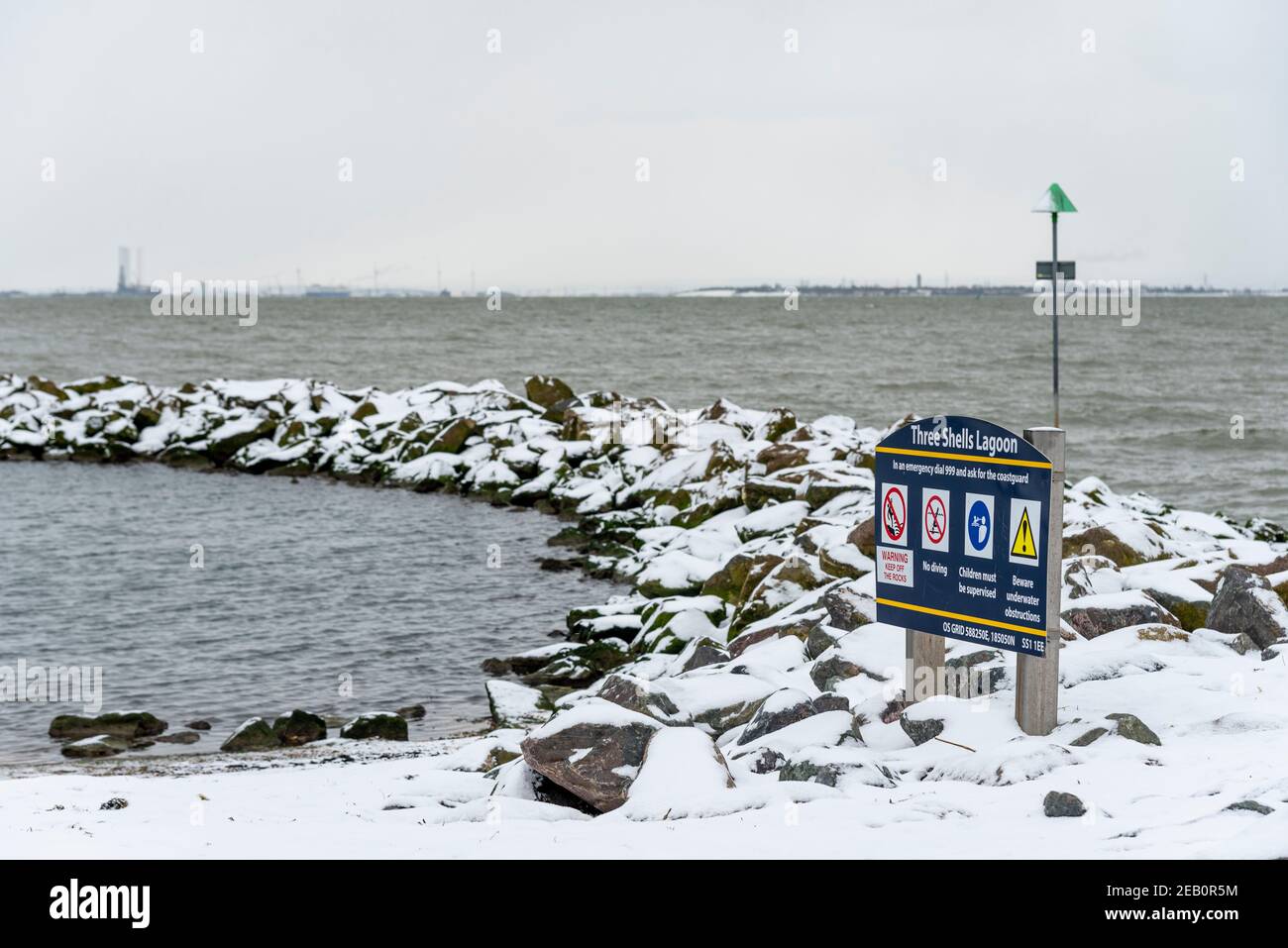 Drei Muscheln Lagoon Mann machte Salzwasserpool in Southend on Sea, Essex, Großbritannien, mit Schnee von Storm Darcy Stockfoto