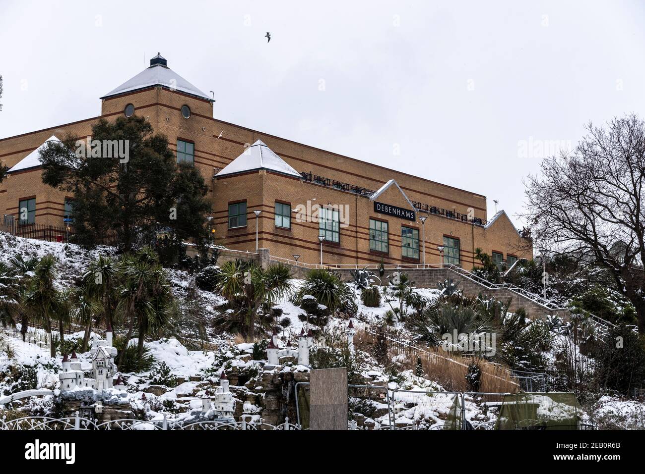 Debenhams in the Royals auf den Cliff Gardens in Southend on Sea, Essex, Großbritannien, mit Schnee von Storm Darcy. In der Verwaltung Stockfoto
