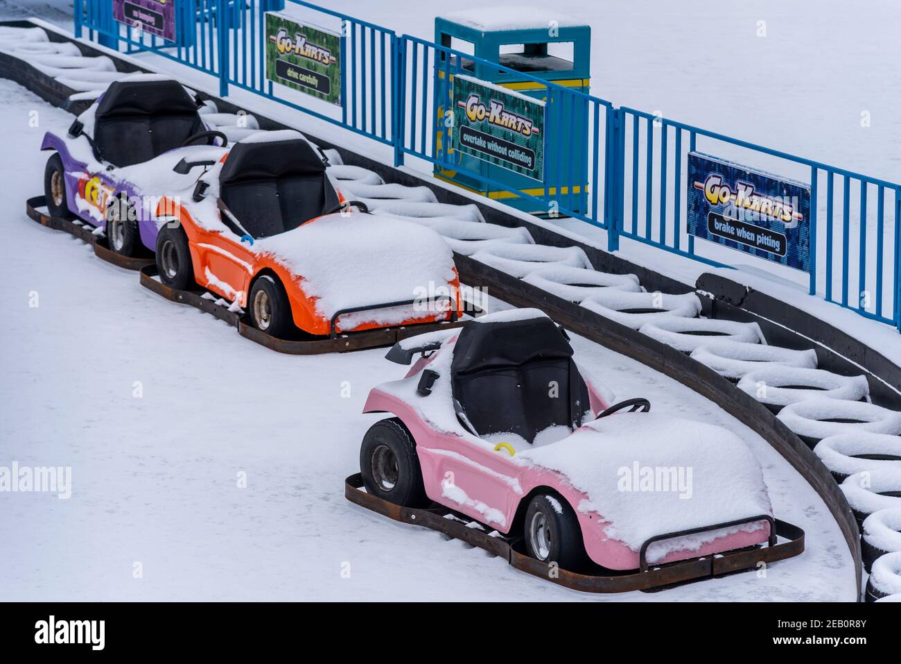 Go Karts im Adventure Island Themenpark in Southend on Sea, Essex, Großbritannien, bedeckt mit Schnee von Storm Darcy. Stockfoto