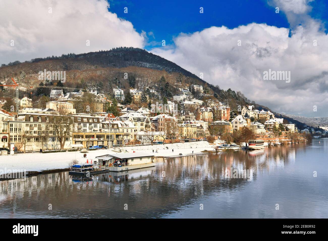 Heidelberg, Deutschland - Februar 2021: Blick auf den Odenwaldhügel Heiligenberg mit schneebedeckten historischen Villen und neckar Stockfoto