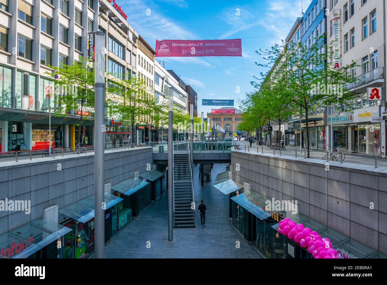 HANNOVER, 29. APRIL 2018: Unterirdischer Marktplatz vor dem Hauptbahnhof im Zentrum von Hannover Stockfoto