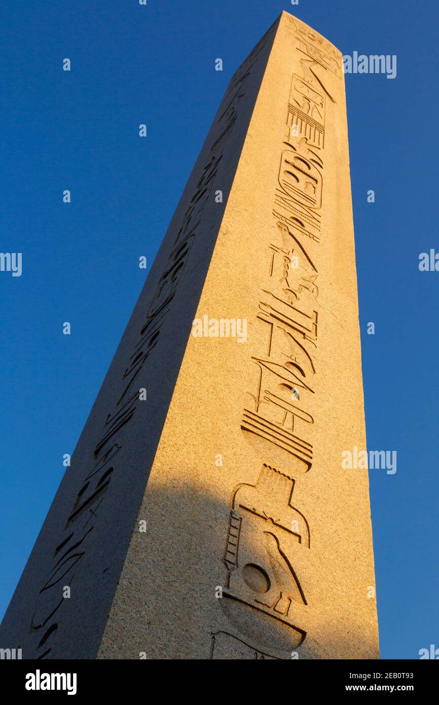 Istanbul, Türkei. Hieroglyphen auf dem ägyptischen Obelisk im Hippodrom. Der Obelisk wurde ursprünglich in Oberägypten von Pharao Tuthmosis III. Um den König erhöht Stockfoto