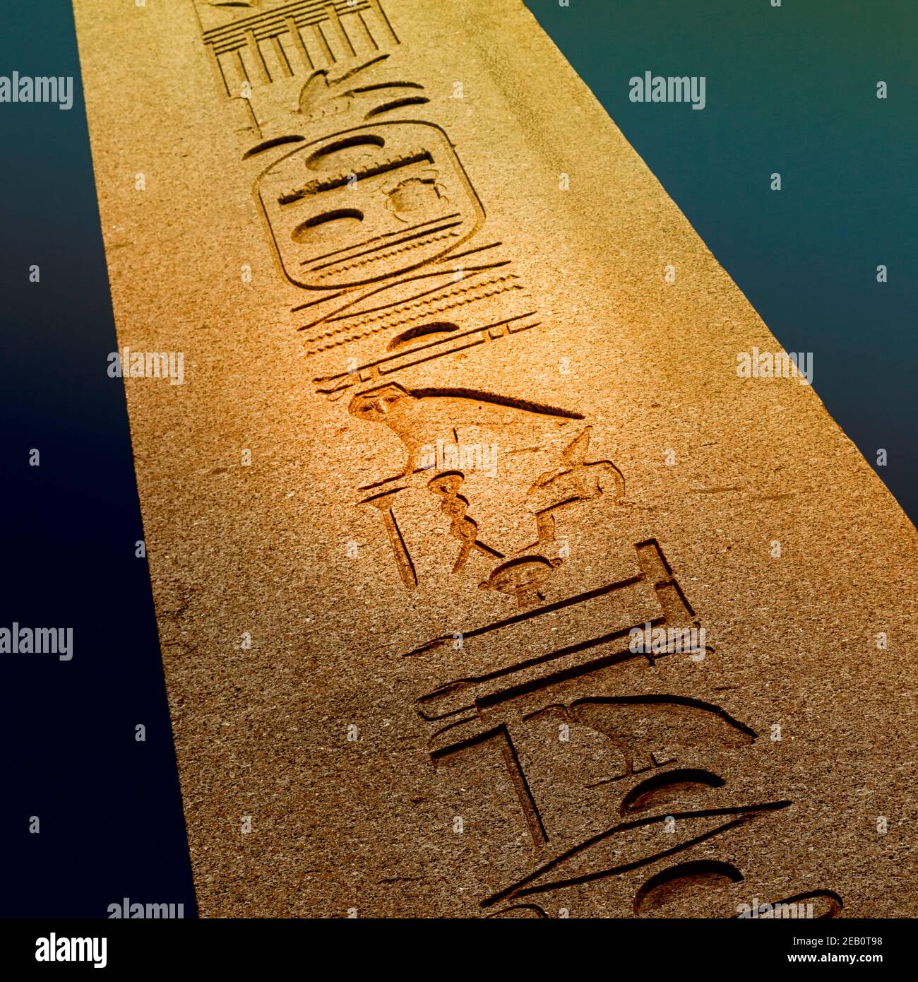 Istanbul, Türkei. Hieroglyphen auf dem ägyptischen Obelisk im Hippodrom. Der Obelisk wurde ursprünglich in Oberägypten von Pharao Tuthmosis III. Um den König erhöht Stockfoto