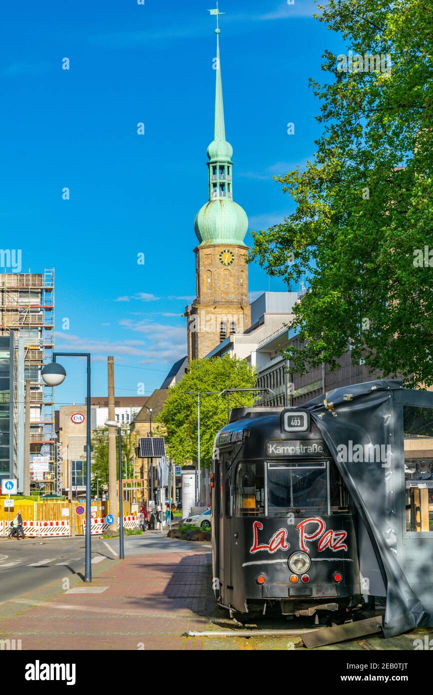 DORTMUND, 30. APRIL 2018: Straße zur St. Reinoldi Kirche in Dortmund Stockfoto