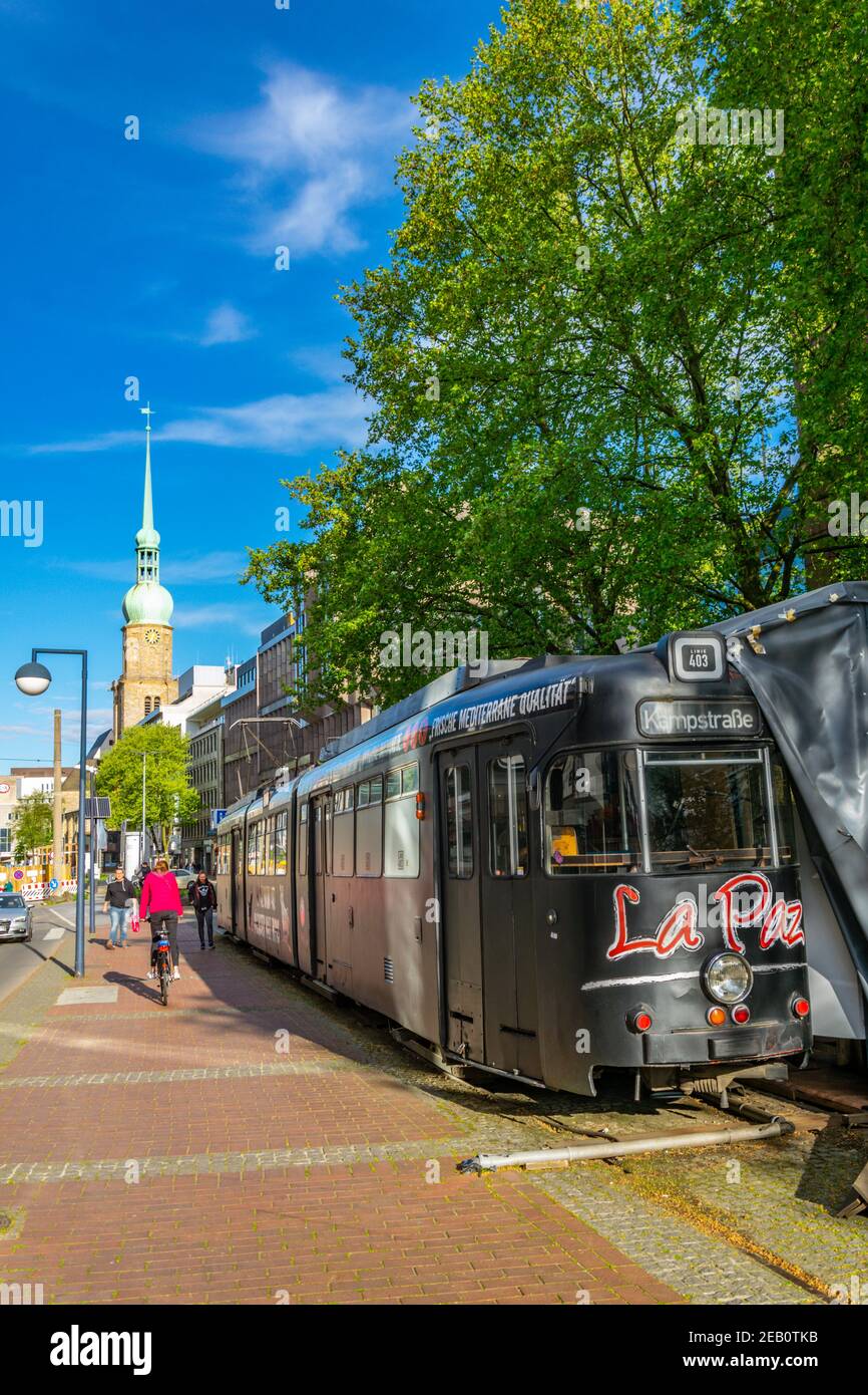 DORTMUND, 30. APRIL 2018: Straße zur St. Reinoldi Kirche in Dortmund Stockfoto