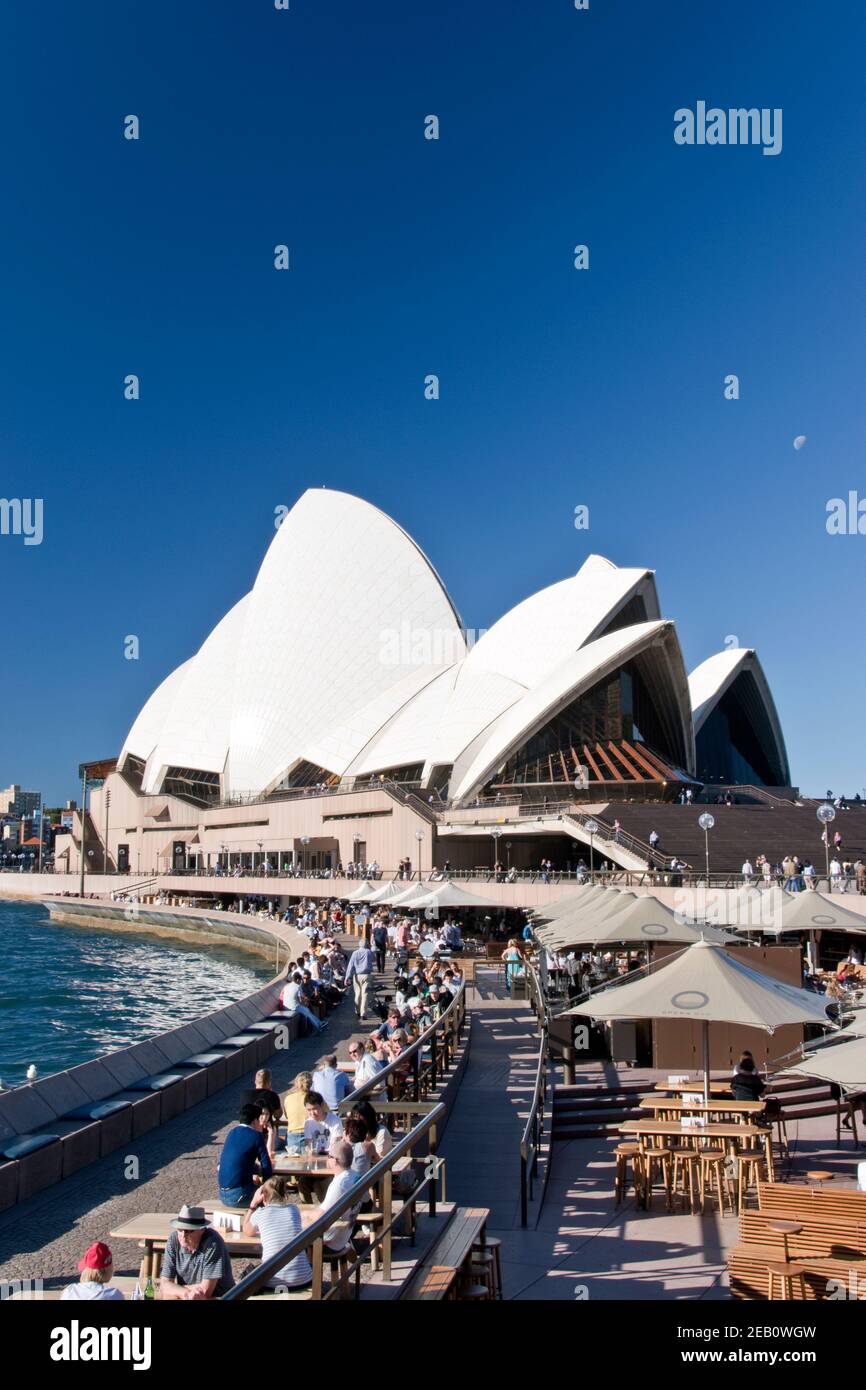 Das Sydney Opera House Performing Arts Centre im Hafen von Sydney ist ein beliebtes Touristenziel, Sydney, Australien. Stockfoto