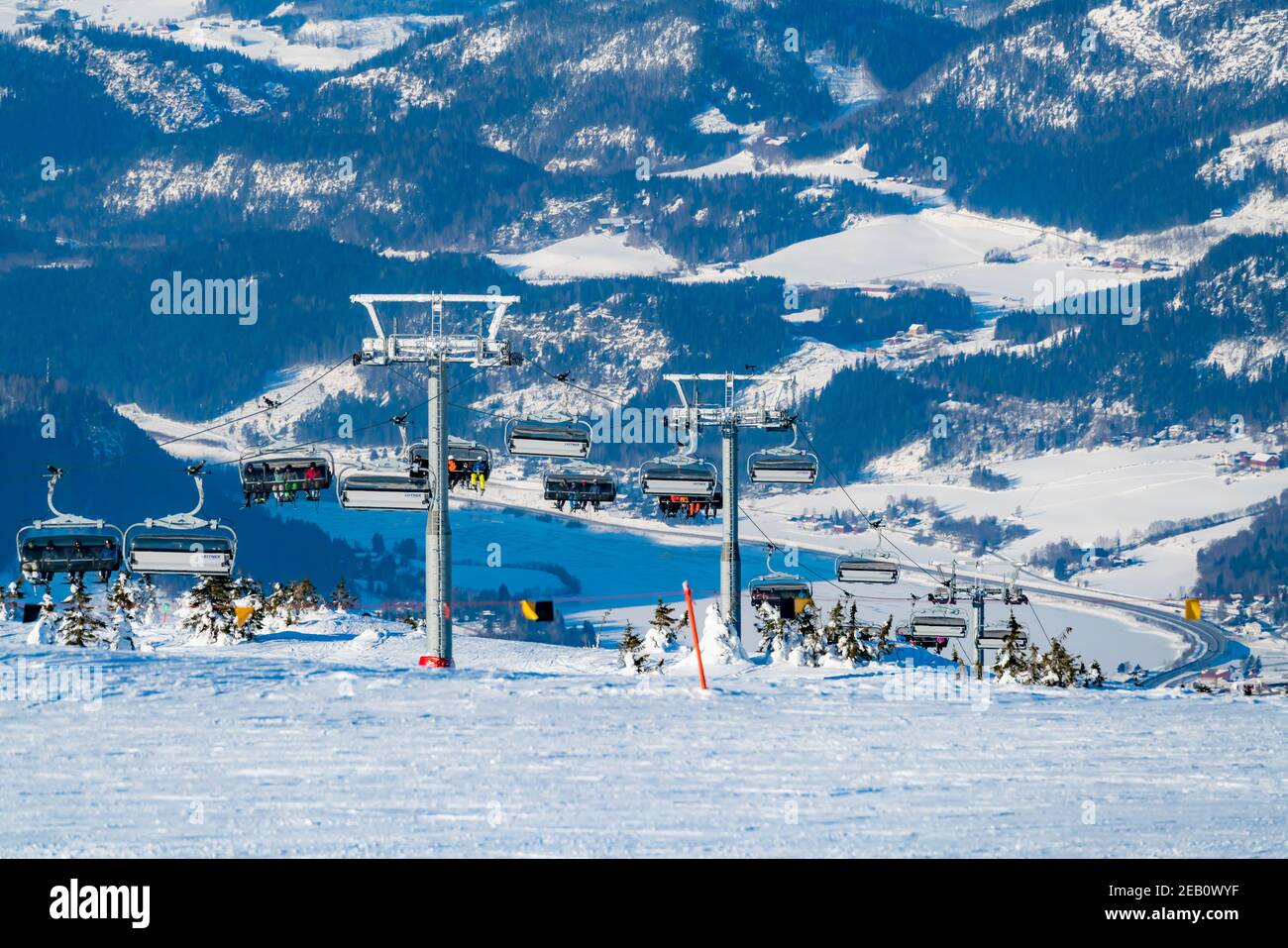 Panoramablick über ein Skigebiet mit Sesselliften. Stockfoto