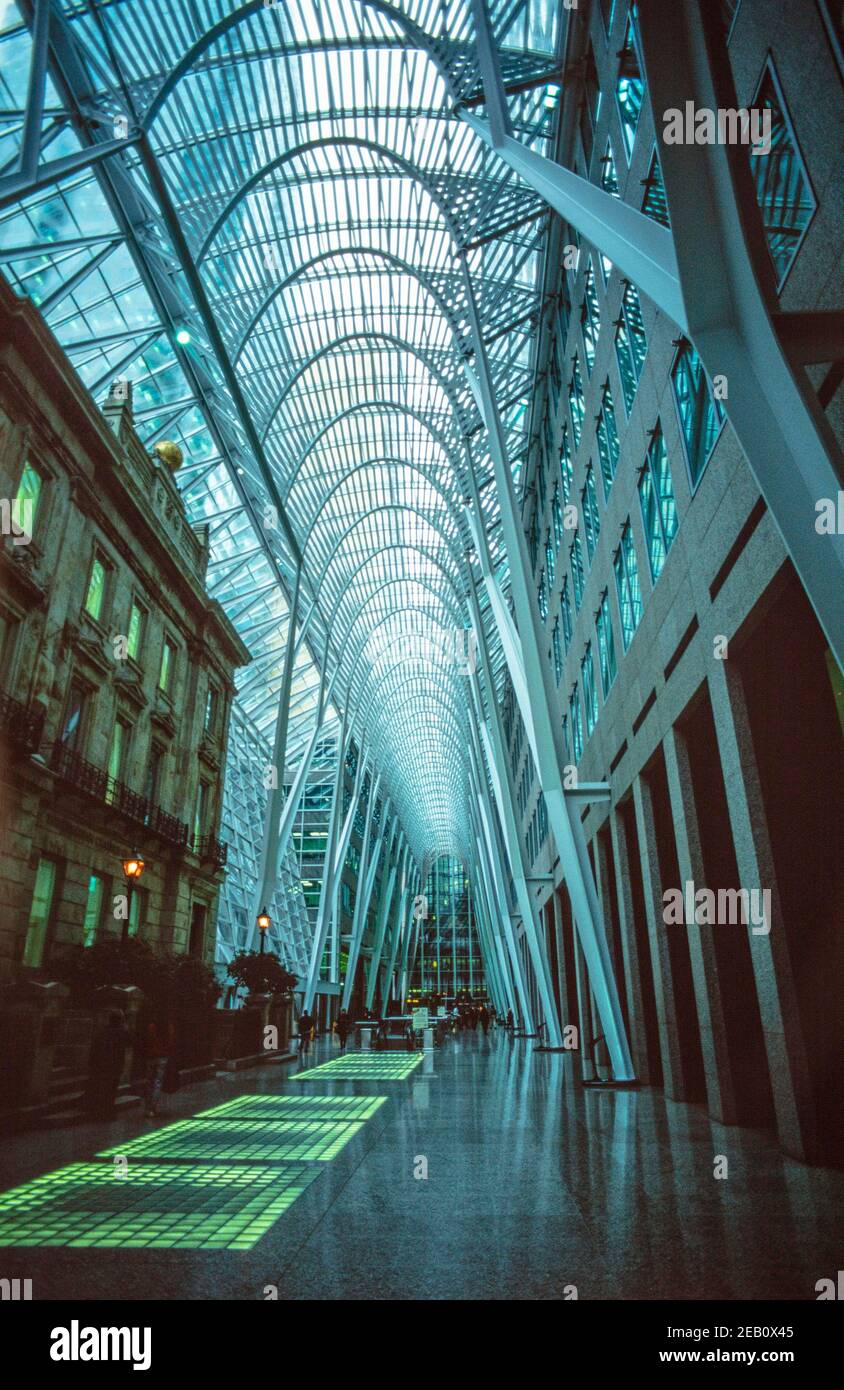 1995 Unterflurbeleuchtung am Brookfield Place in der Innenstadt von Toronto, wo das Atrium oder die Allen Lambert Galleria, manchmal als die "Kristallkathedrale des Handels" beschrieben, entworfen vom spanischen Architekten Santiago Calatrava, die Bay Street mit Sam Pollock Square verbindet. Downtown Toronto, Ontario, Kanada Stockfoto