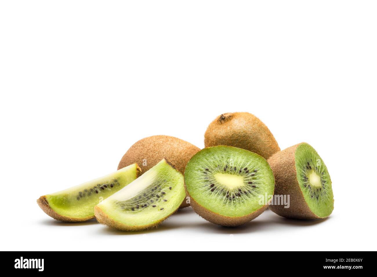 Kiwi Früchte mit Scheiben auf weißem Hintergrund Stockfoto