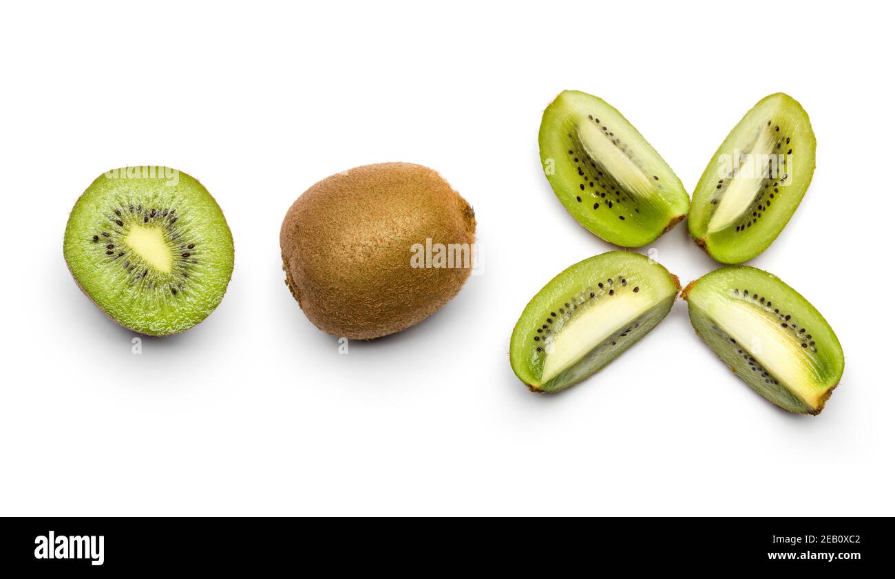 Draufsicht Kiwi Früchte mit Scheiben auf weißem Hintergrund Stockfoto