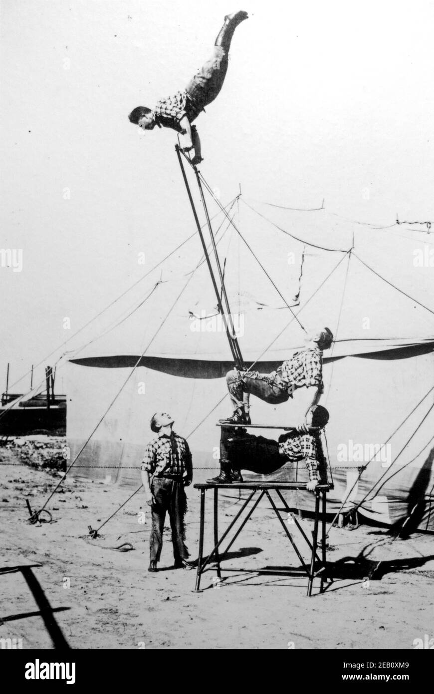 Alte archivalische Schwarz-Weiß-Fotografie aus der 1920s zeigt Akrobaten / Darsteller üben Balanceakt außerhalb Zirkuszelt Stockfoto