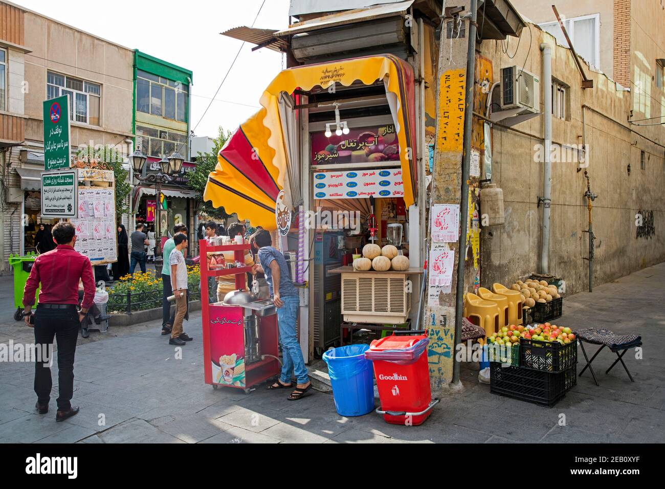 Corner Shop Verkauf von Lebensmitteln und Obst in der Stadt Tabriz, Ost-Aserbaidschan Provinz, Iran Stockfoto