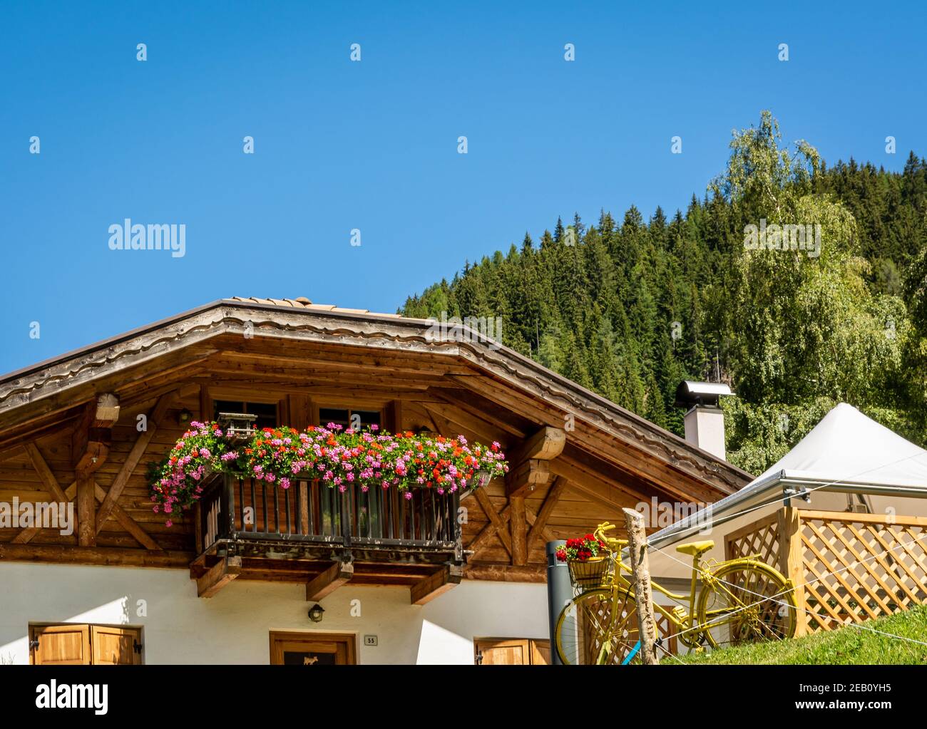 Traditionelles Alpenhaus im Dorf Trentino-Südtirol mit Alpen im Hintergrund. Cembra Tal, Provinz Trient - Norditalien Stockfoto