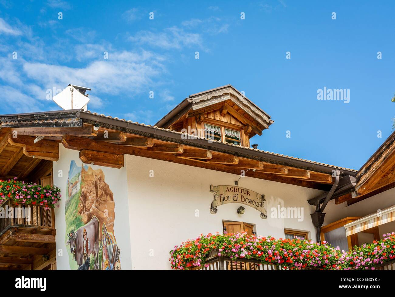 Traditionelles Alpenhaus im Dorf Trentino-Südtirol mit Alpen im Hintergrund. Cembra Tal, Provinz Trient - Norditalien Stockfoto