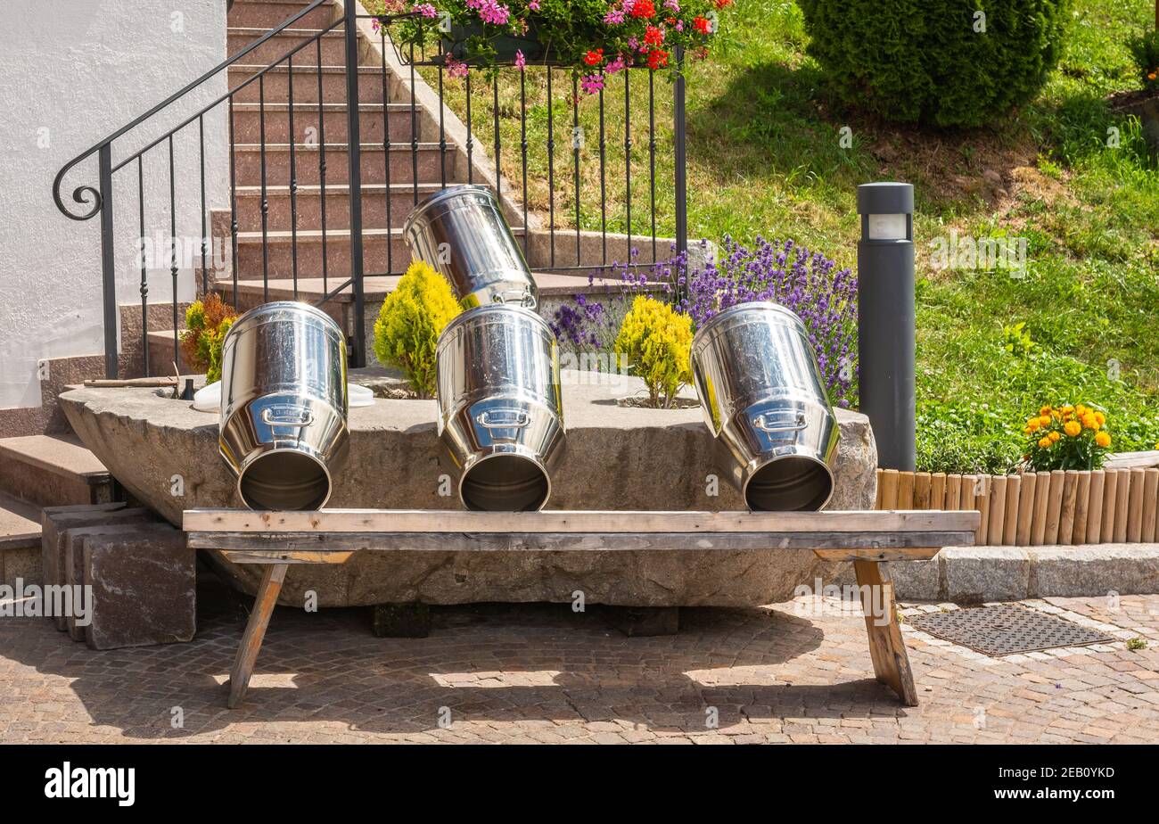Alte Aluminium-Milchdosen im Garten des Alpenhauses, Trentino Alto Adige, Trento Provincie, Norditalien Stockfoto