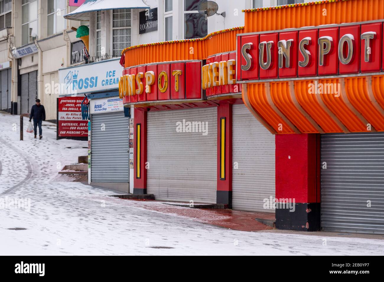 Sunspot-Spielhalle in Southend on Sea, Essex, Großbritannien, mit Schnee von Storm Darcy. Geschlossen, geschlossen, während COVID 19 gesperrt. Wirtschaft am Meer Stockfoto