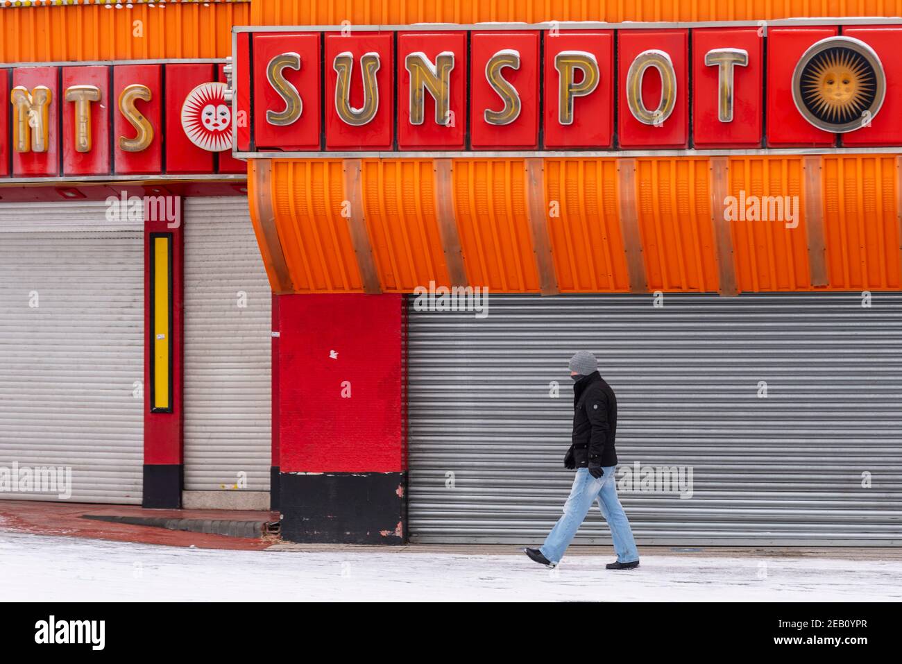 Sunspot-Spielhalle in Southend on Sea, Essex, Großbritannien, mit Schnee von Storm Darcy. Geschlossen, geschlossen, während COVID 19 gesperrt. Wirtschaft am Meer Stockfoto