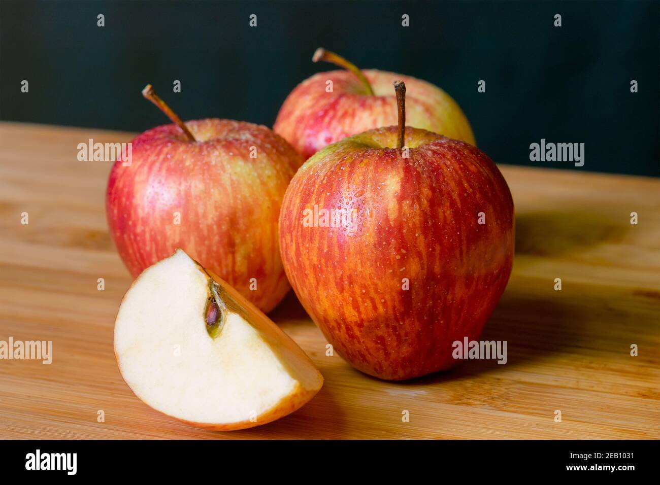 Äpfel auf dem Holzbrett. Stockfoto