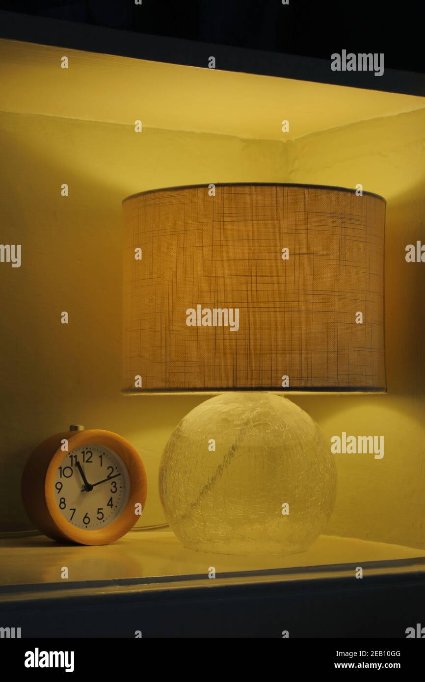 Detail des Schlafzimmers mit Uhr und Lampe Stockfoto