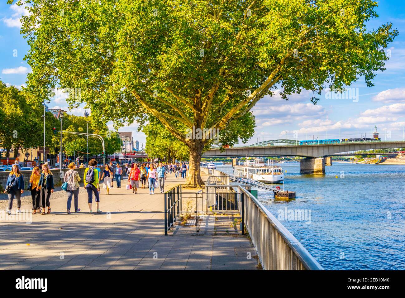 KÖLN, 11. AUGUST 2018: Uferpromenade in Köln Stockfoto