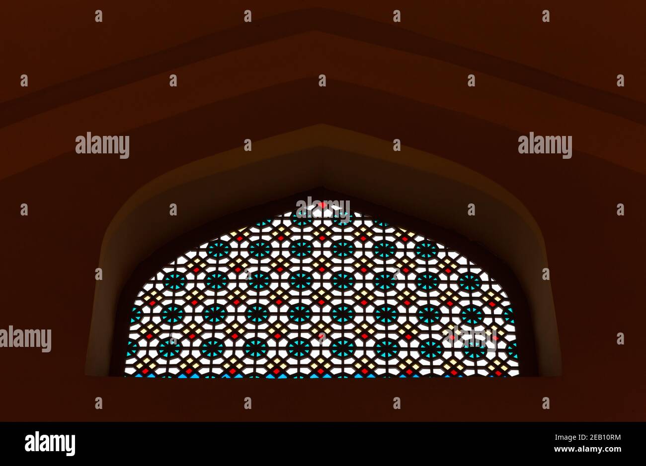 Dunkle Wand mit alten Glasfenster mit arabischen geometrischen Muster Stockfoto