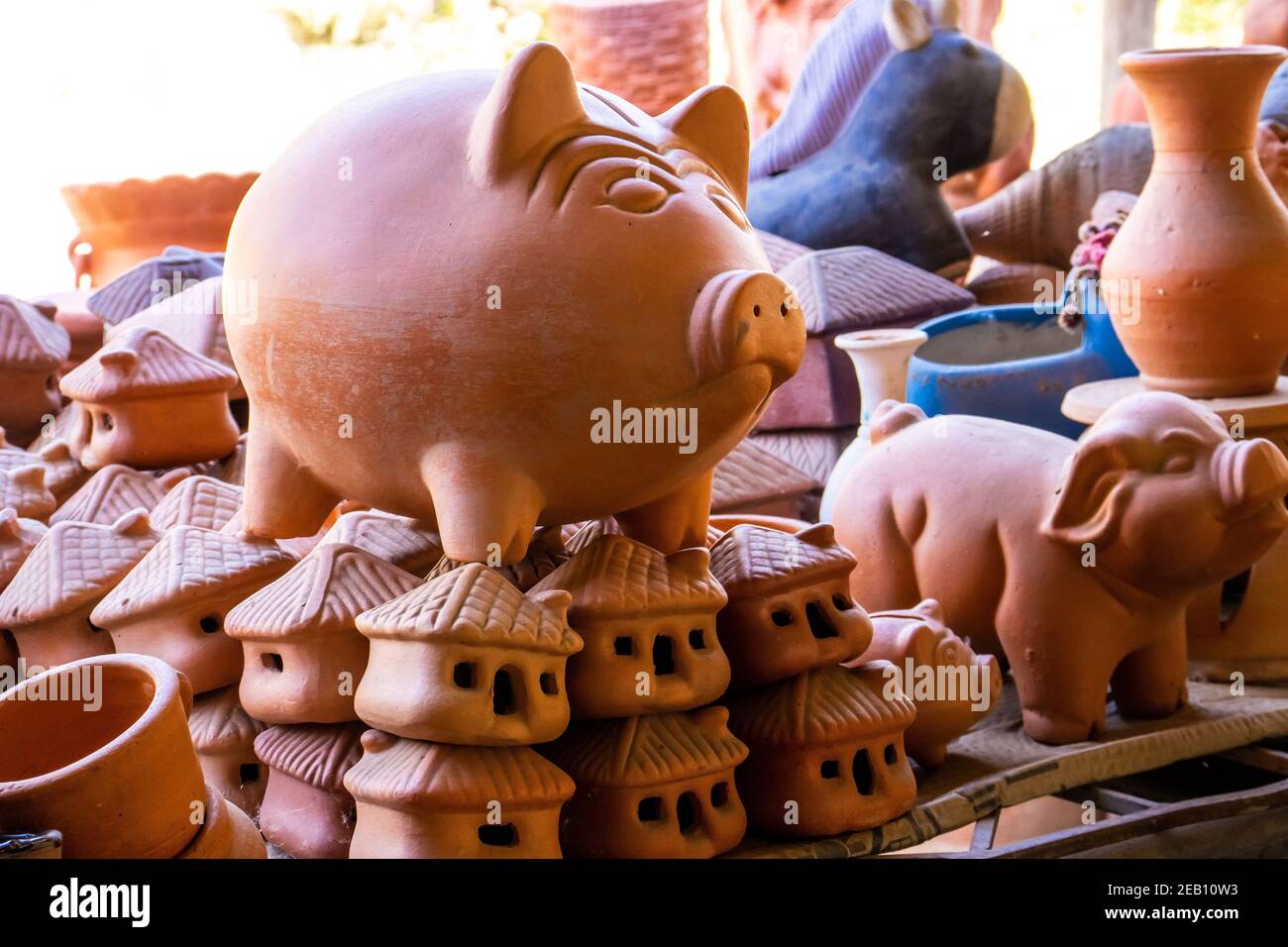 Tonschweinebänke in einer traditionellen Keramikfabrik in der schönen kleinen Stadt Raquira in Kolumbien. Stadt der Töpfe Stockfoto