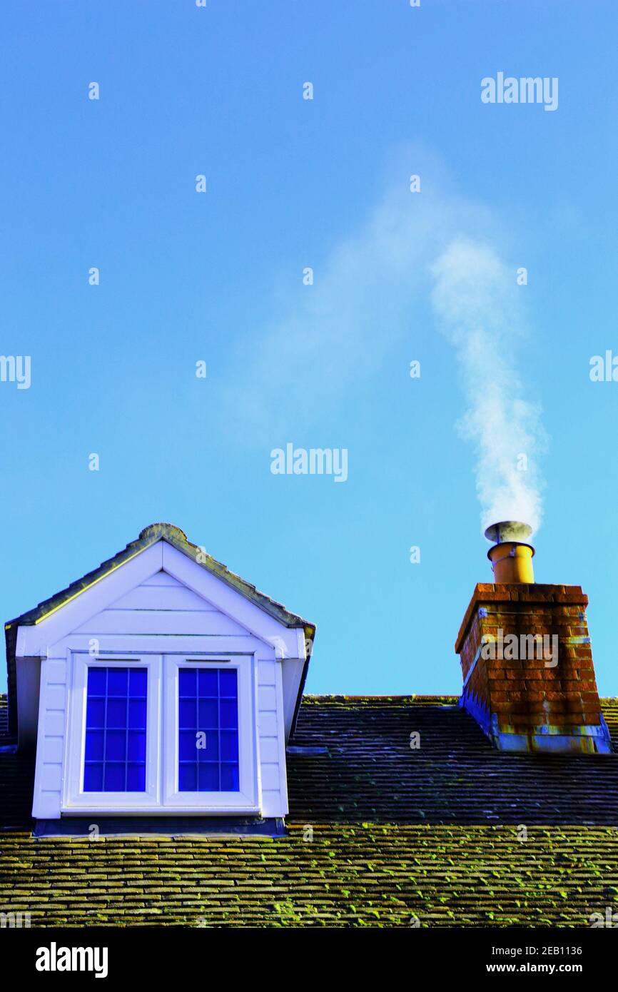Rauch aus Kamin gegen blauen Himmel Stockfoto