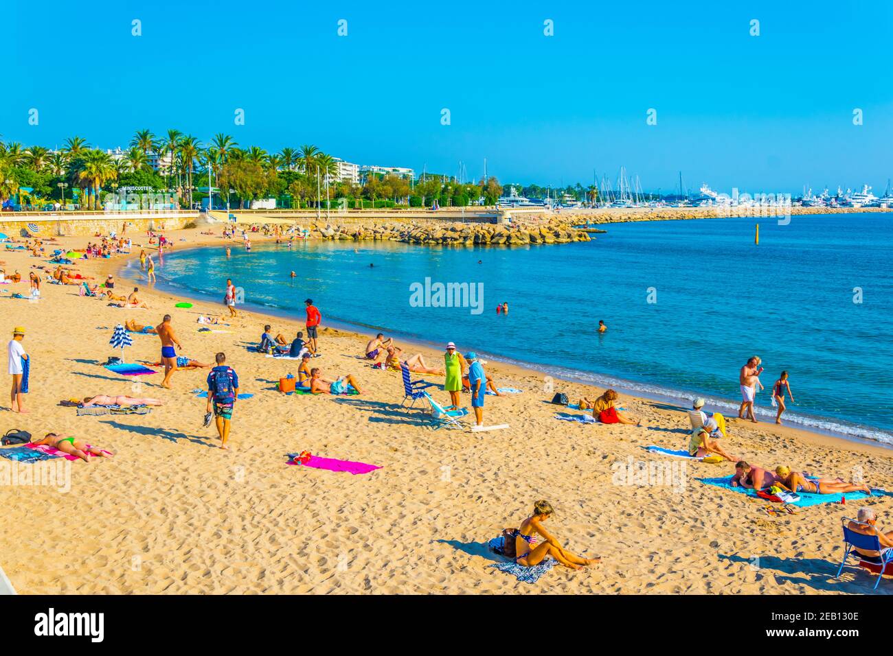 CANNES, FRANKREICH, 12. JUNI 2017: Die Menschen genießen den Sommer an einem Strand in Cannes, Frankreich Stockfoto