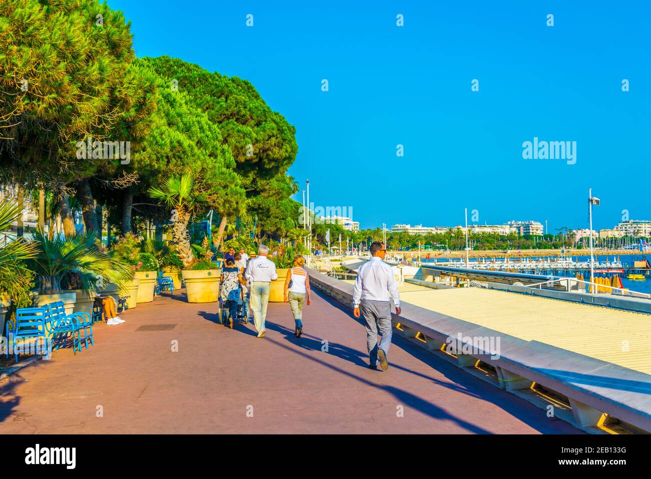 CANNES, FRANKREICH, 12. JUNI 2017: Die Leute bummeln auf dem Boulevard de la croisette in cannes, Frankreich Stockfoto