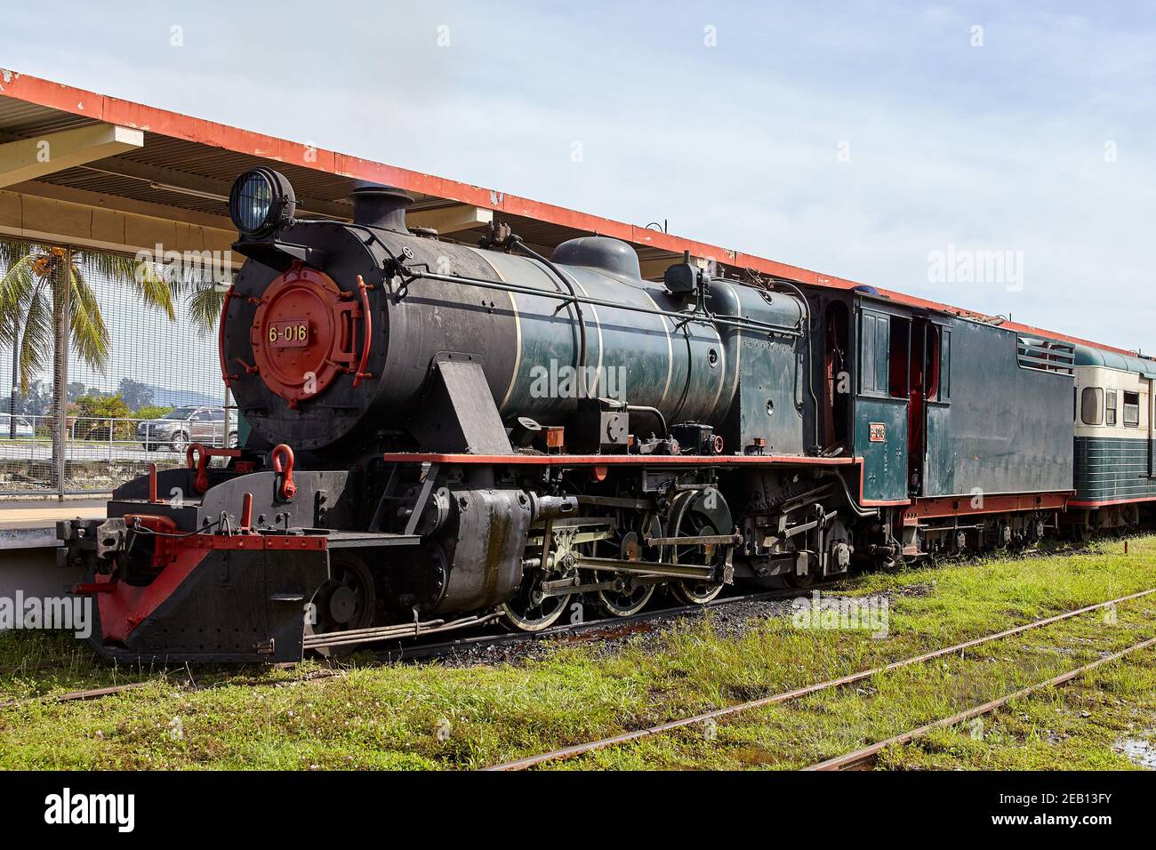 Lokomotive Nummer 6-016 gebaut 1954 in der Vulcan Foundry in Newton-le-Willows, Lancashire, England für die North Borneo Railway. Es schleppt jetzt ein Touri Stockfoto
